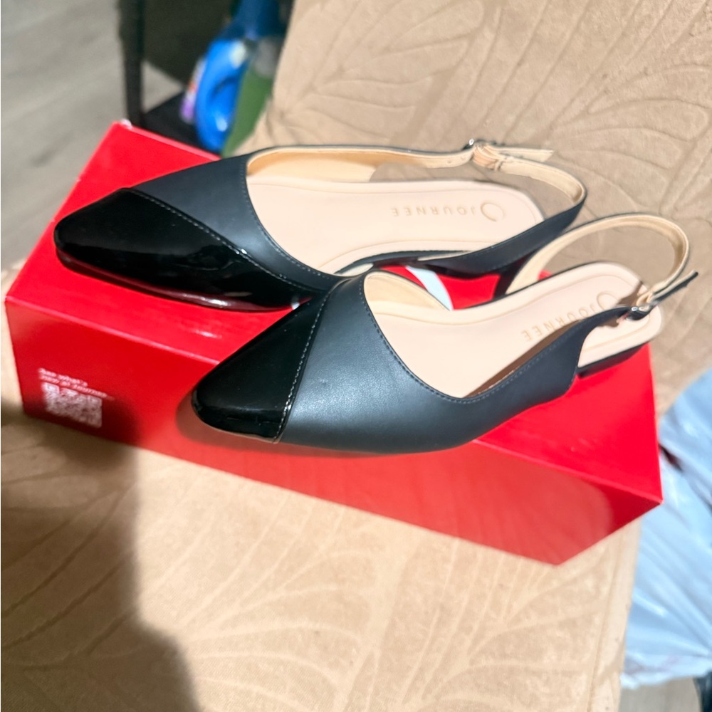 Journee Collection Black Pointed Slingback Flats - Picture 4 of 7